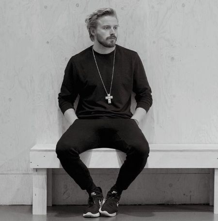 Jack Lowden has a net worth of $1.5 million.